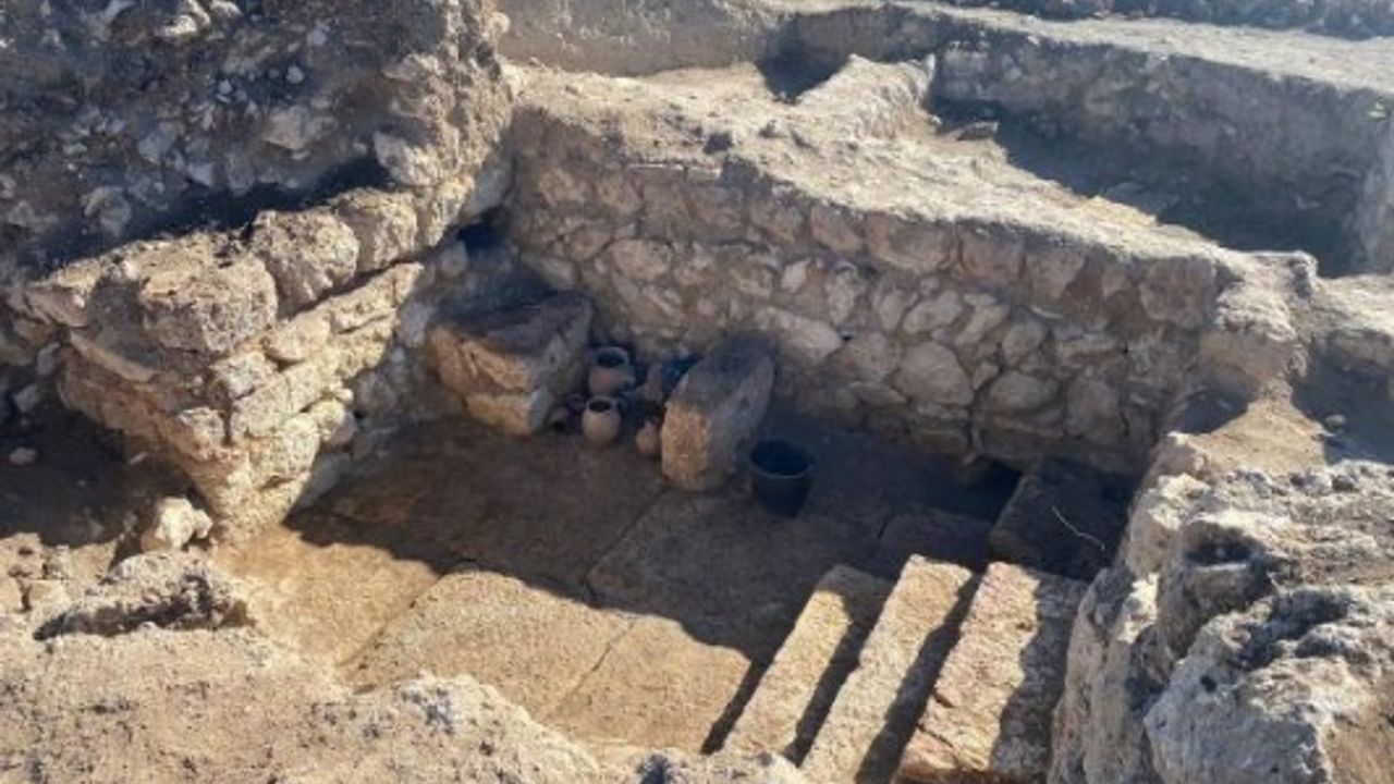 Kazı çalışmasında ortaya çıkan mutfakta 1600 yıllık tohumlar bulundu