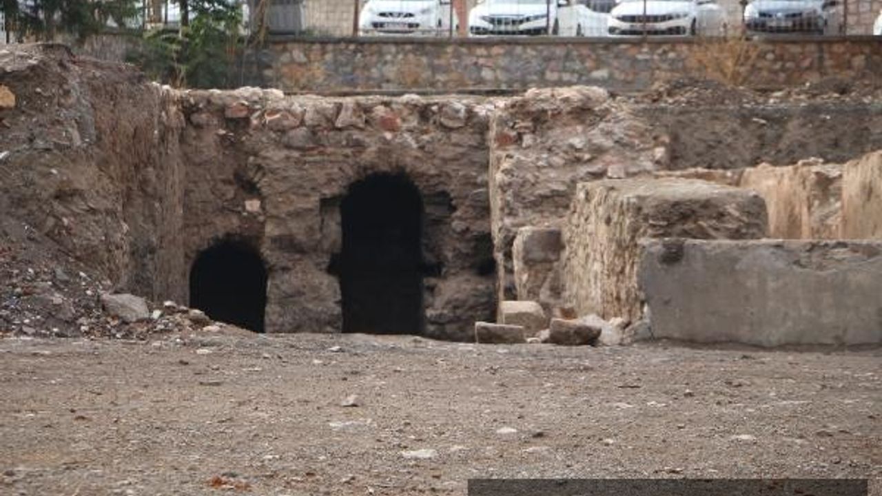 Okul temel kazısında 5 asırlık hamam ortaya çıktı