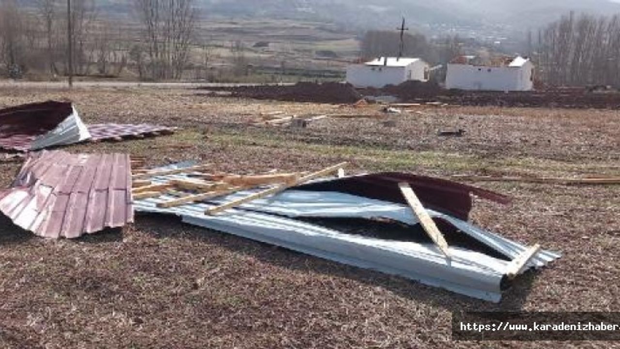Tokat'ta kuvvetli rüzgar; çatılar uçtu