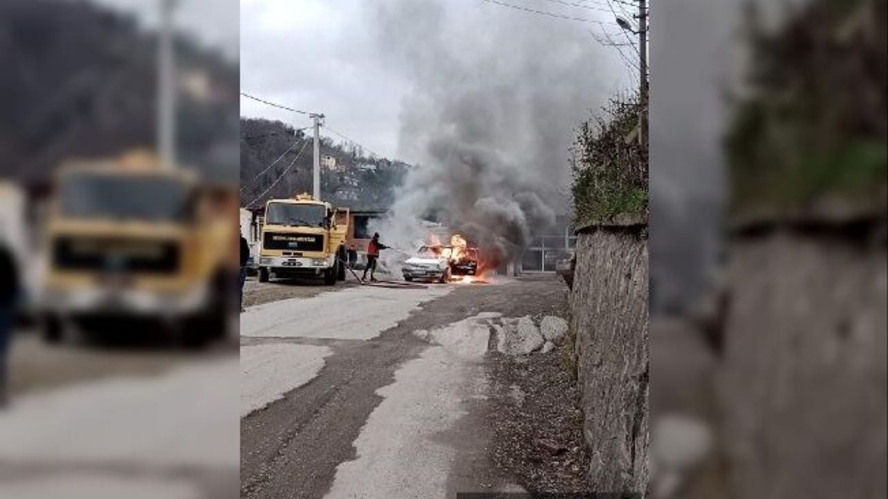 Seyir halindeki otomobil alev alev yandı