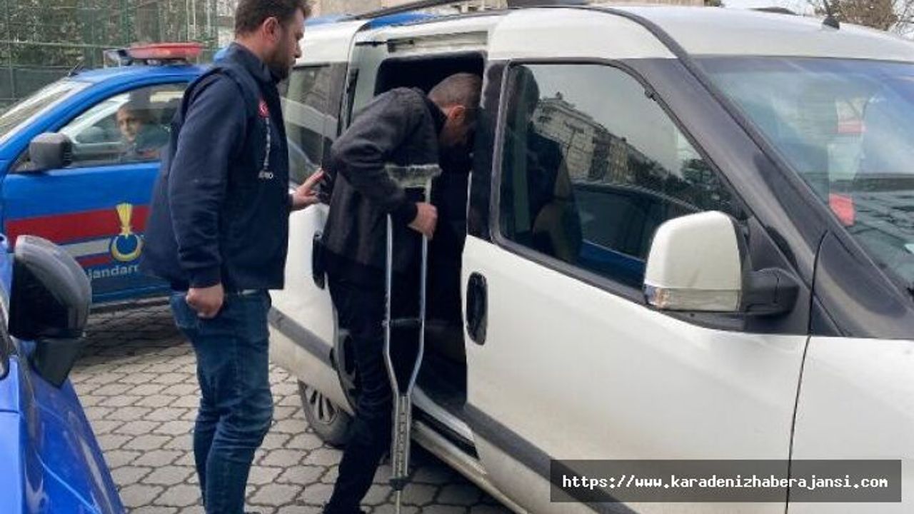 Kapısında 5 saat bekleyip husumetlisini, saklandığı evde tabancasını kurcalarken kendini vurdu