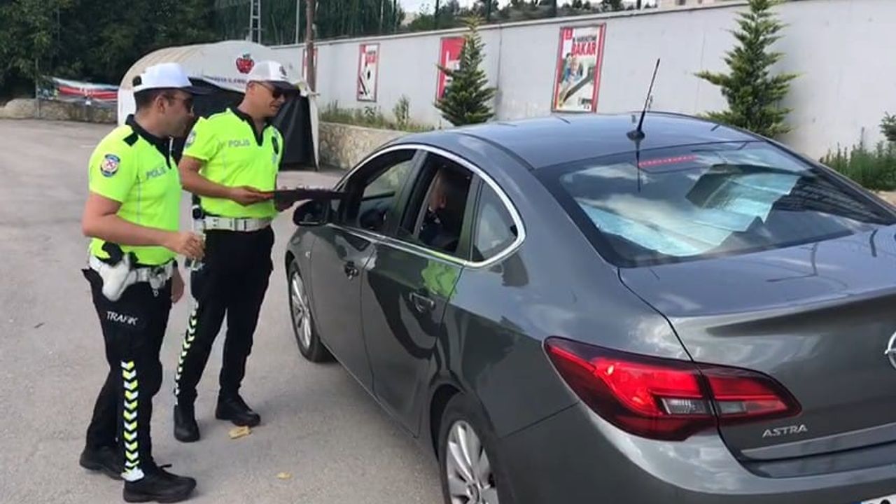 Polisten bayram yolcularına “simülasyon aracıyla” kemer uyarısı