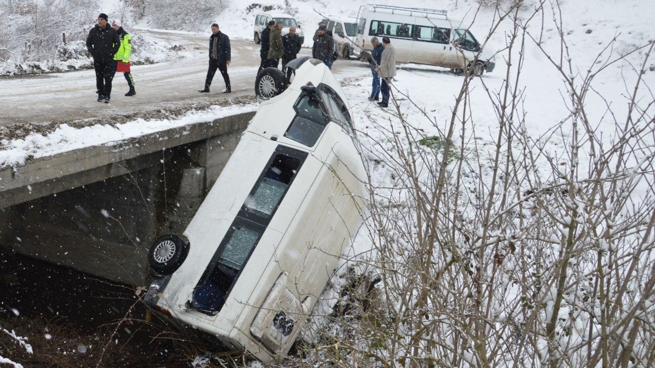 Cenazeye gidenleri taşıyan minibüs çay yatağına devrildi; 15 yaralı