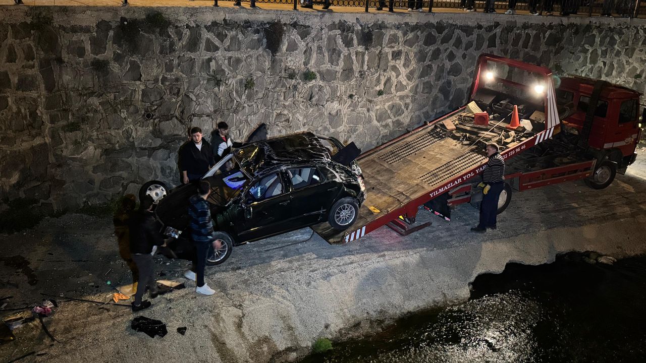 Geri kayan otomobil, dere yatağına uçtu: 2 yaralı