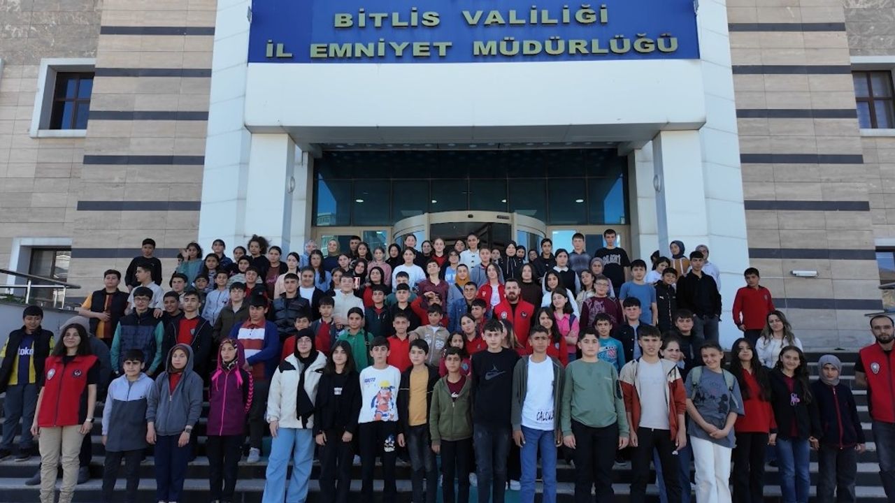 Bitlis'te öğrenciler, 'Aybüke Öğretmen Oldum Ben' filmini izledi