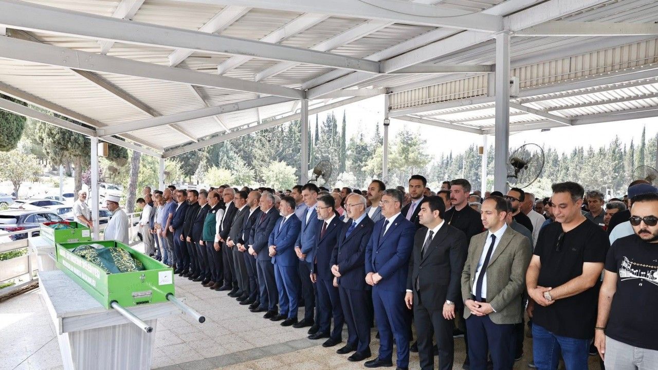 Adana'da dere yatağına düşen otomobilin sürücüsü eksper öldü; cenazeye Bakan Yumaklı da katıldı