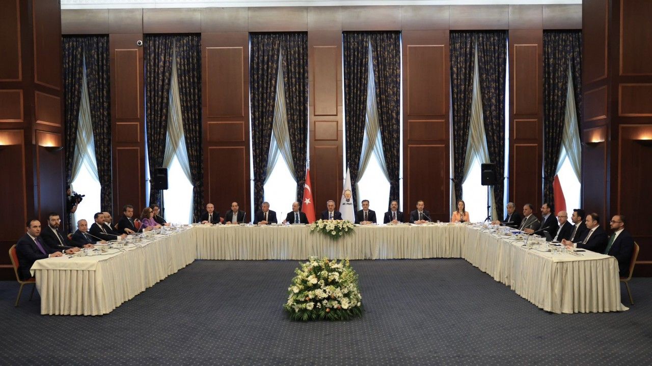 AK Parti'den yeni anayasa çalıştayı