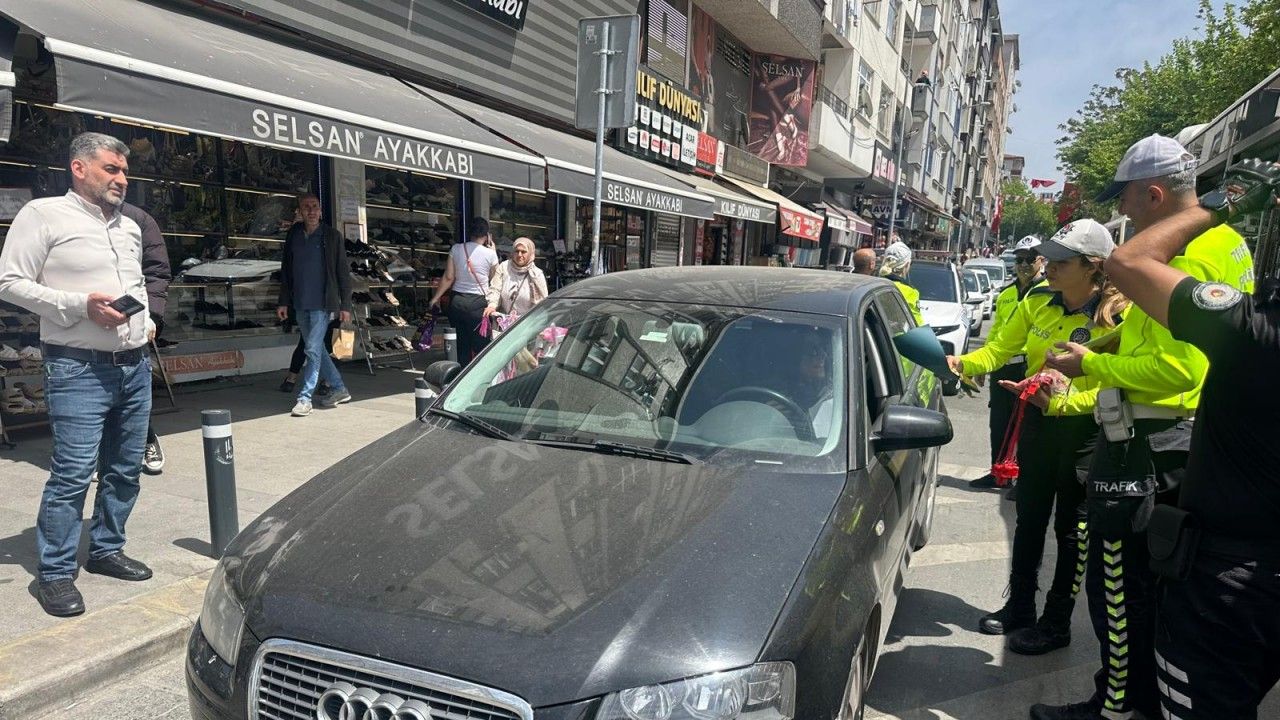İstanbul - Bağcılar'da Trafik Haftası'nda polisten kadın sürücülere gül
