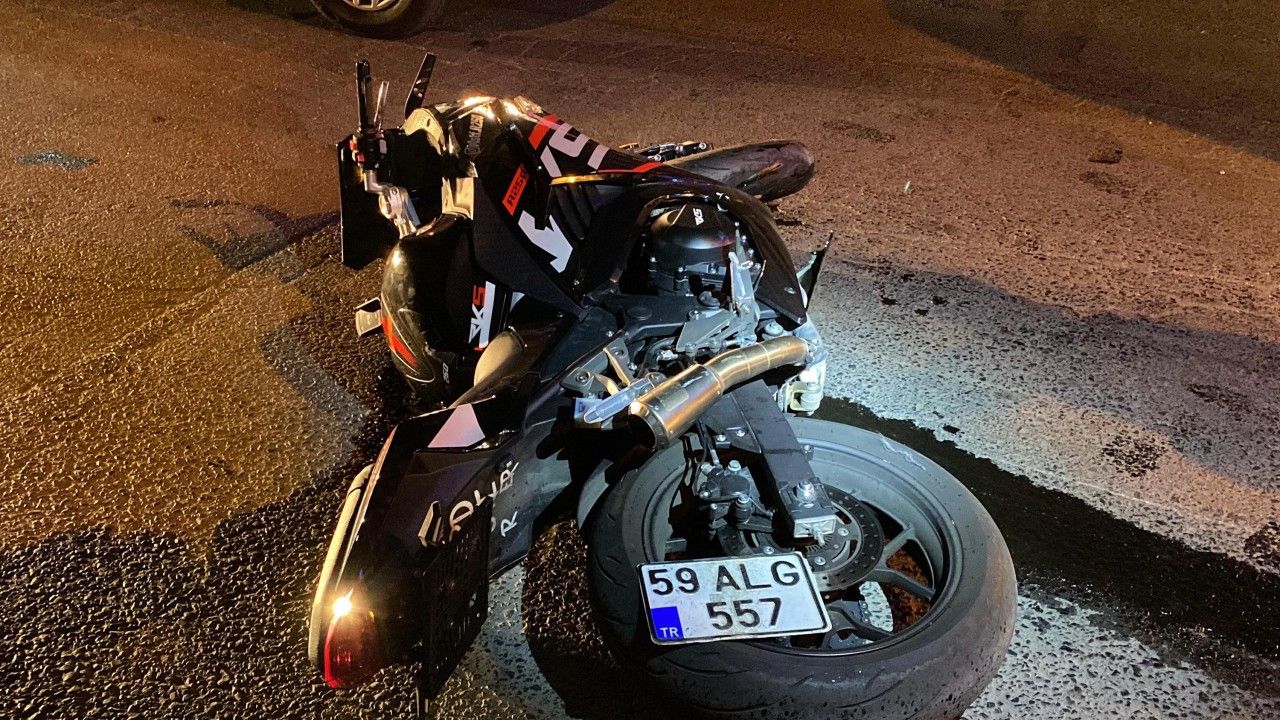 Polisten kaçan sürücünün kullandığı motosiklet otomobille çarpıştı; 2 yaralı
