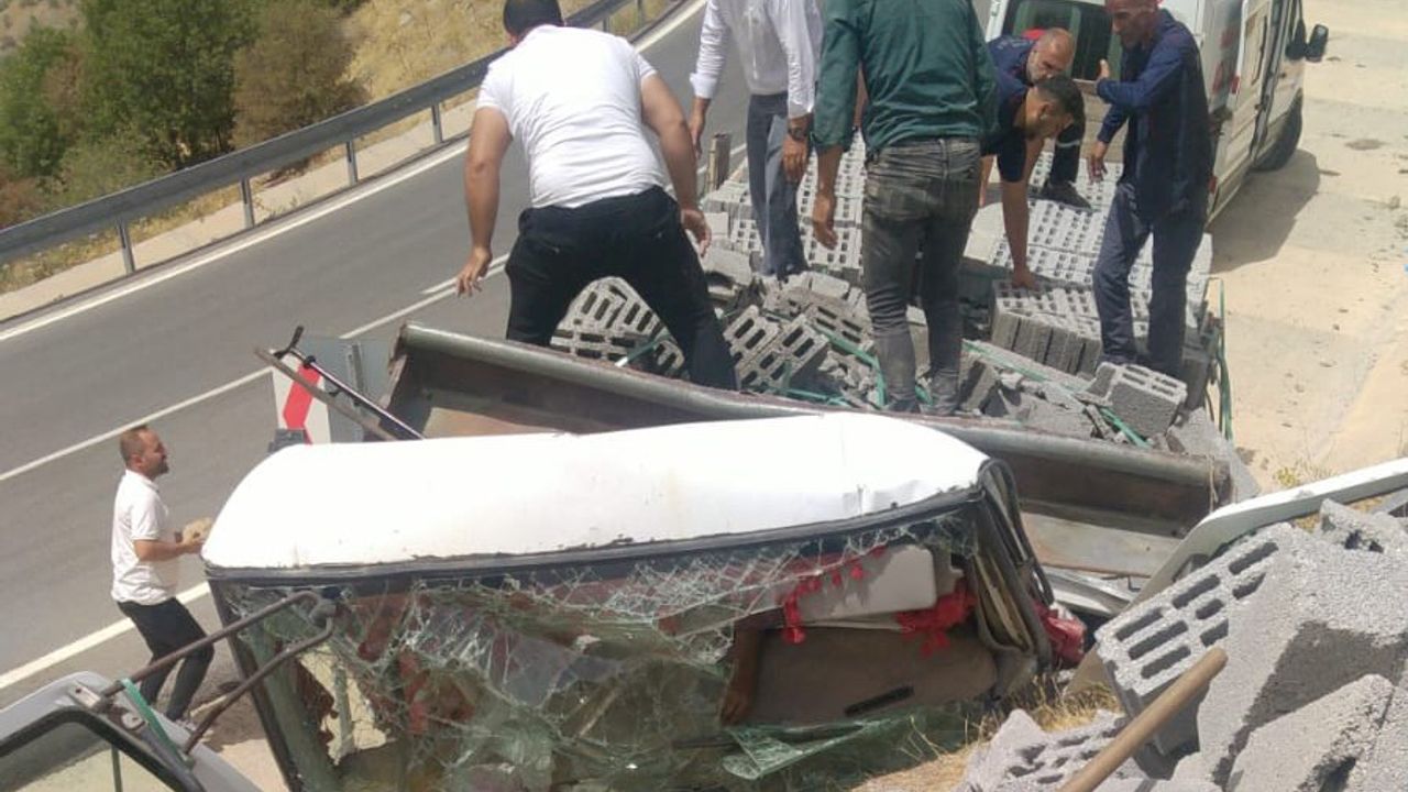 Bitlis'te devrilen kamyonun şoförü öldü