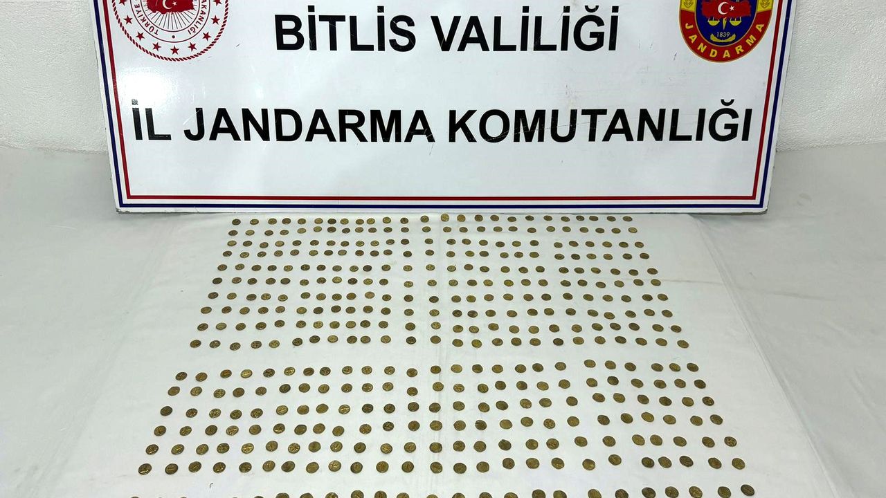 Bitlis'te durdurulan otomobilde Roma dönemine ait 500 sikke ele geçirildi