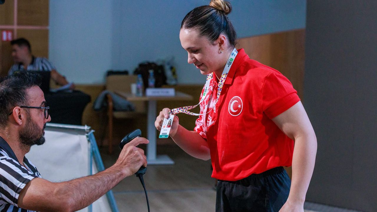 Sporcu Melek Şahin büyükler kategorisinde dünya şampiyonu oldu