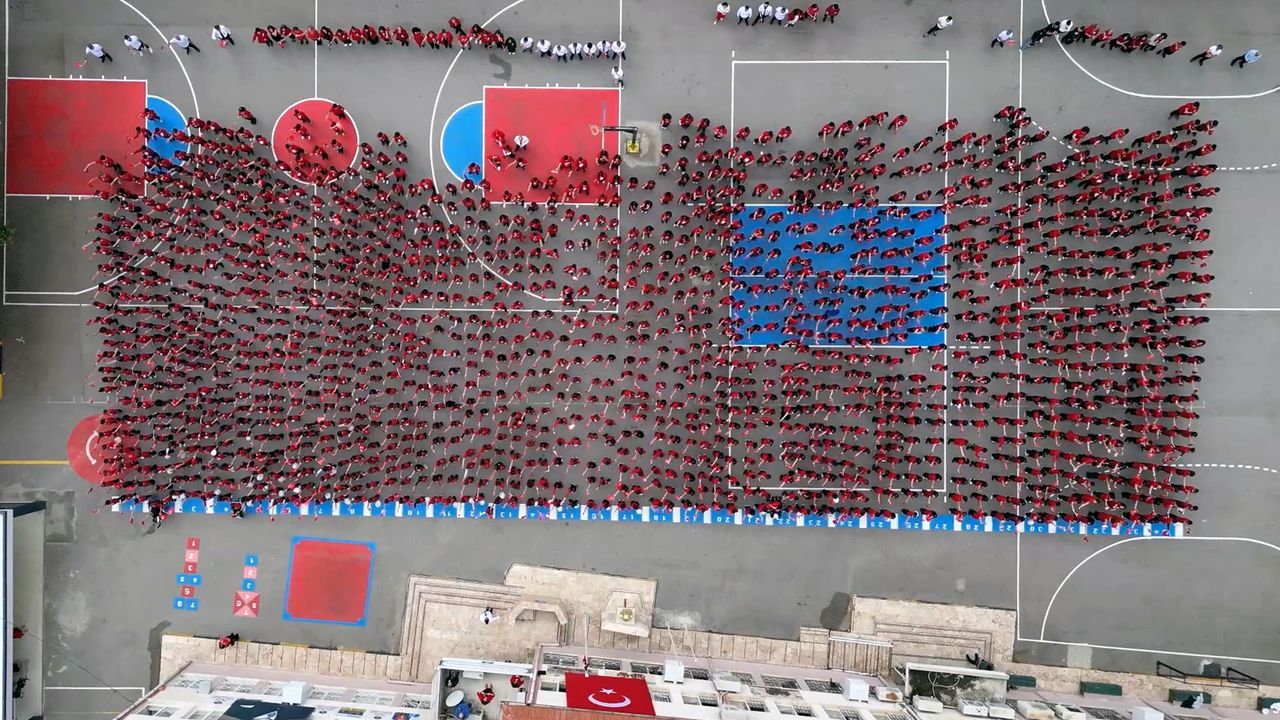 1500 öğrenci, okul bahçesinde söyledikleri şarkılarla Cumhuriyet'i kutladı