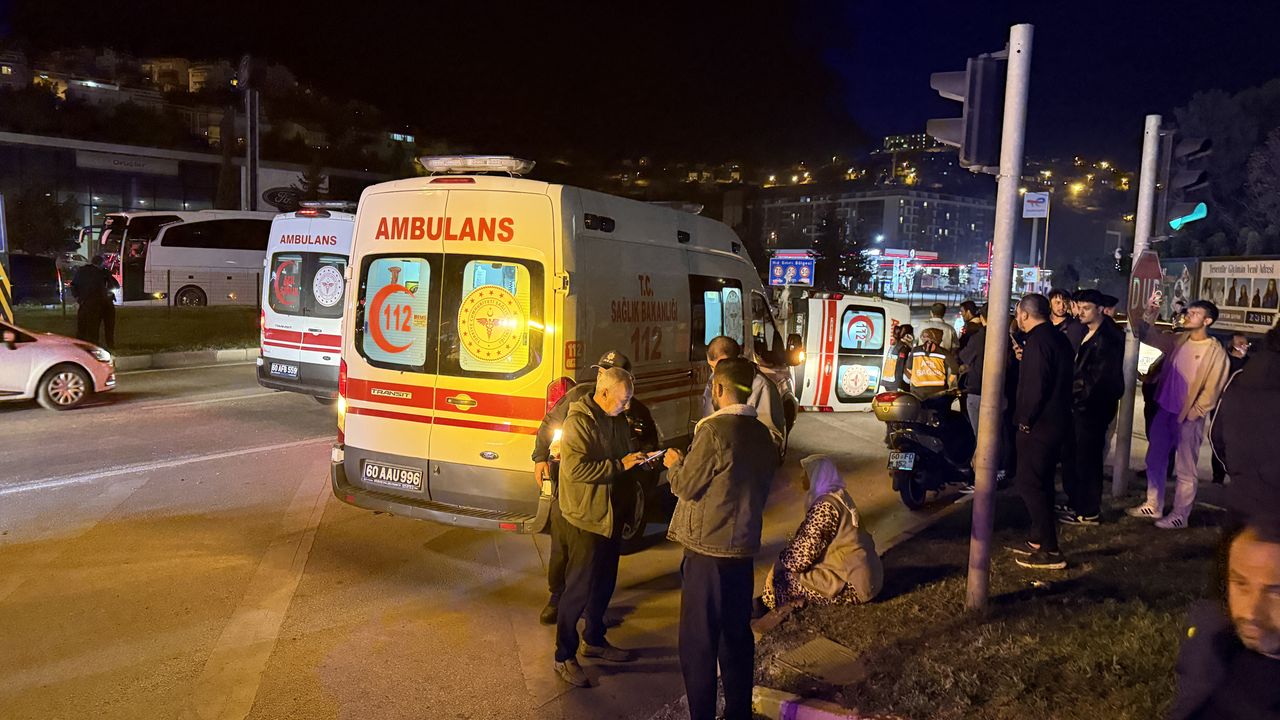 Ambulans ciple çarpıştı, 3 sağlık personeli yaralı