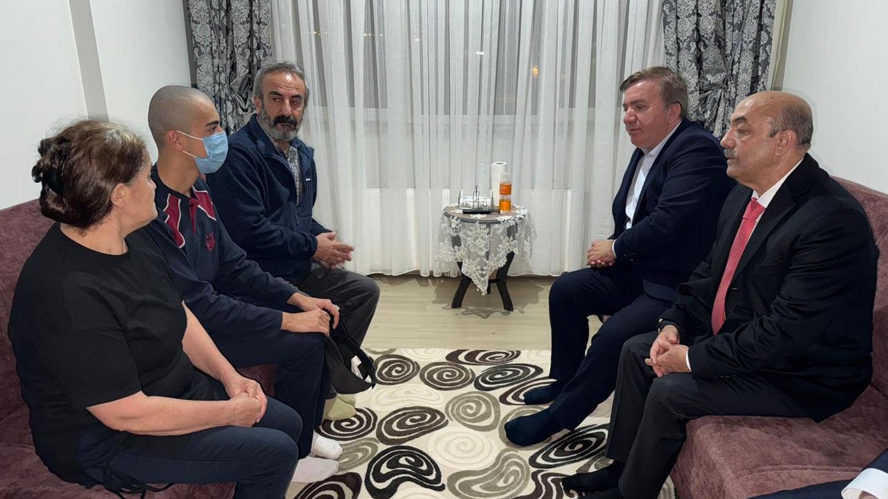 Ameliyatı için Ankara'ya giden Ulaş'ı, Vali ve arkadaşları uğurladı