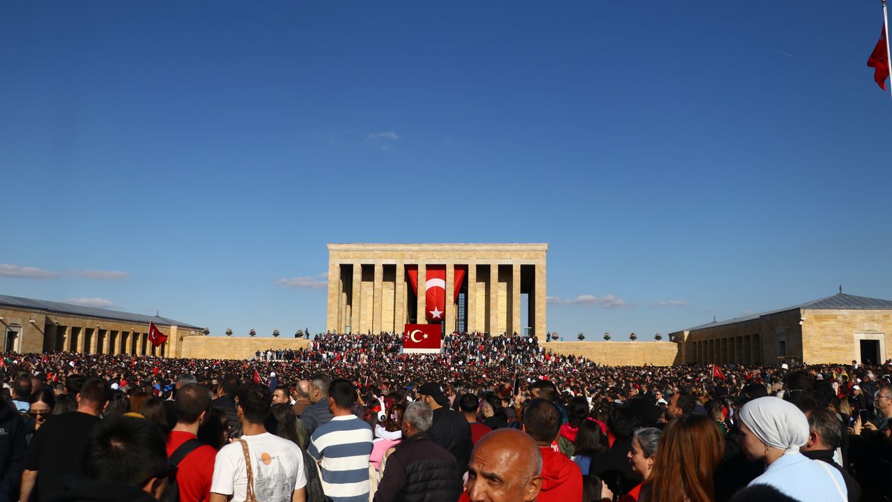 Ankara'da SOLOTÜRK eşliğinde 29 Ekim yürüyüşü