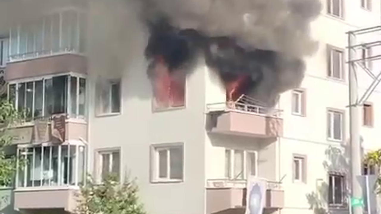 Apartman dairesinde çıkan yangında 2 kişi dumandan etkilendi