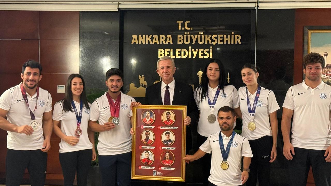 ASKİ Spor'un dünya şampiyonları, Mansur Yavaş'ı ziyaret etti