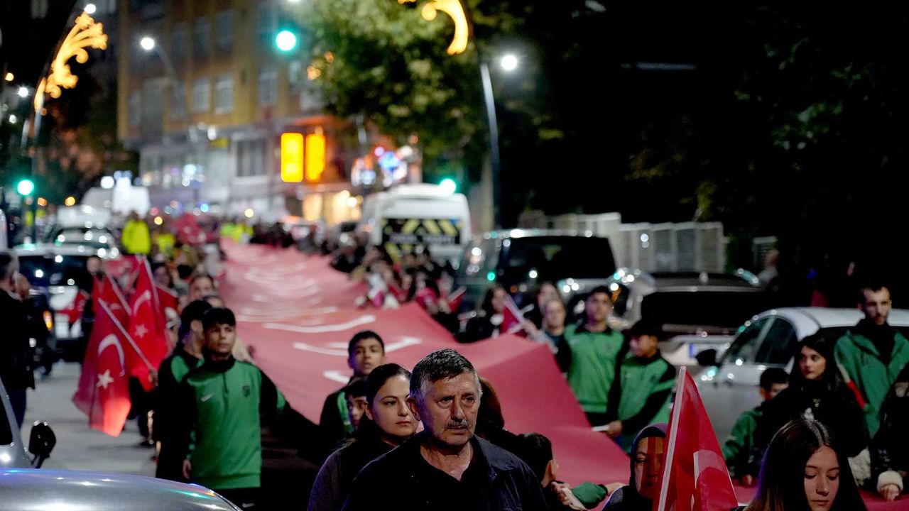 Bahçelievler'de 102 metrelik bayrakla Cumhuriyet coşkusu