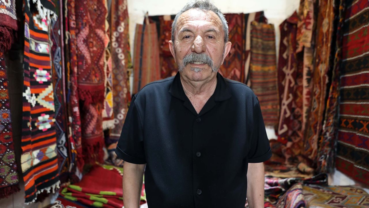 Bakır kalayı karşılığı topladığı kilim ve halılarla koleksiyon oluşturdu