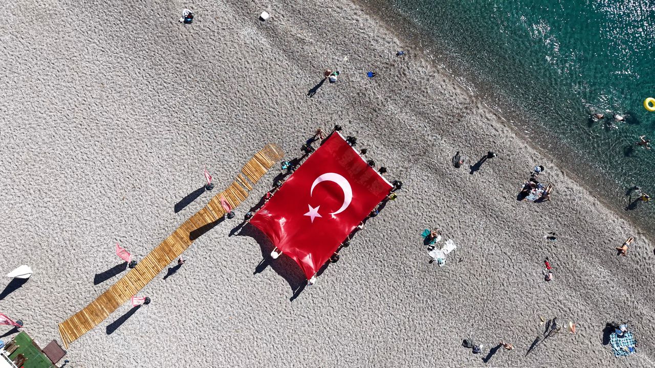 Bayramı su altında bayrak açarak kutladılar / Video eklendi