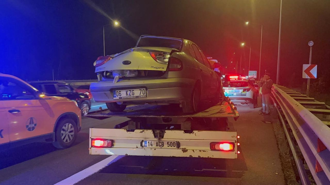 Bolu Dağı Tüneli çıkışında otomobil bariyerlere çarptı: 1'i ağır 3 yaralı