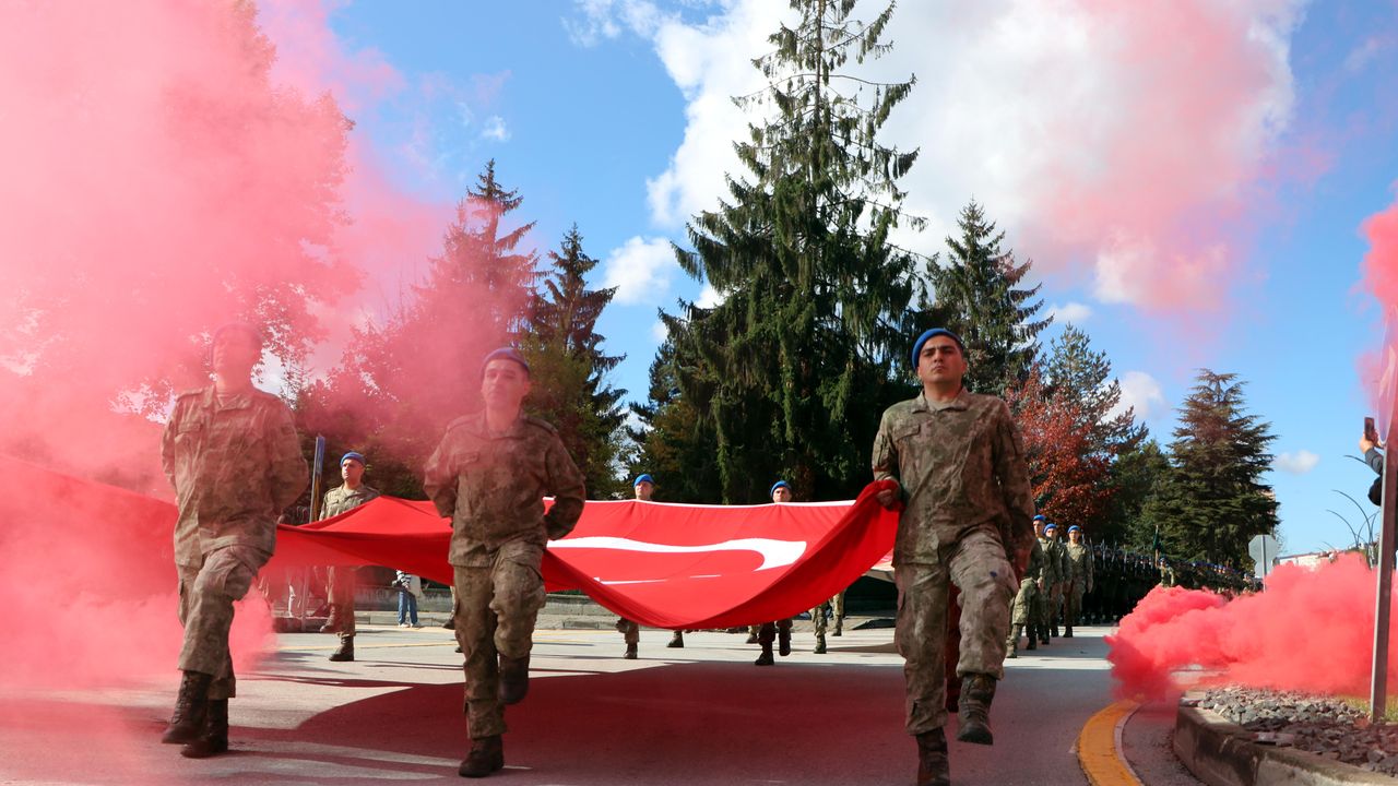 Bolu'daki tören yürüyüşünde komandolardan 29 Ekim marşları