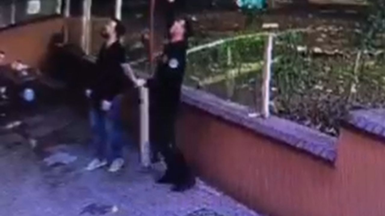 Bursa- İtfaiyeci, AVM balkonundan atılan içi dolu pet şişeden son anda kurtuldu /Video eklendi