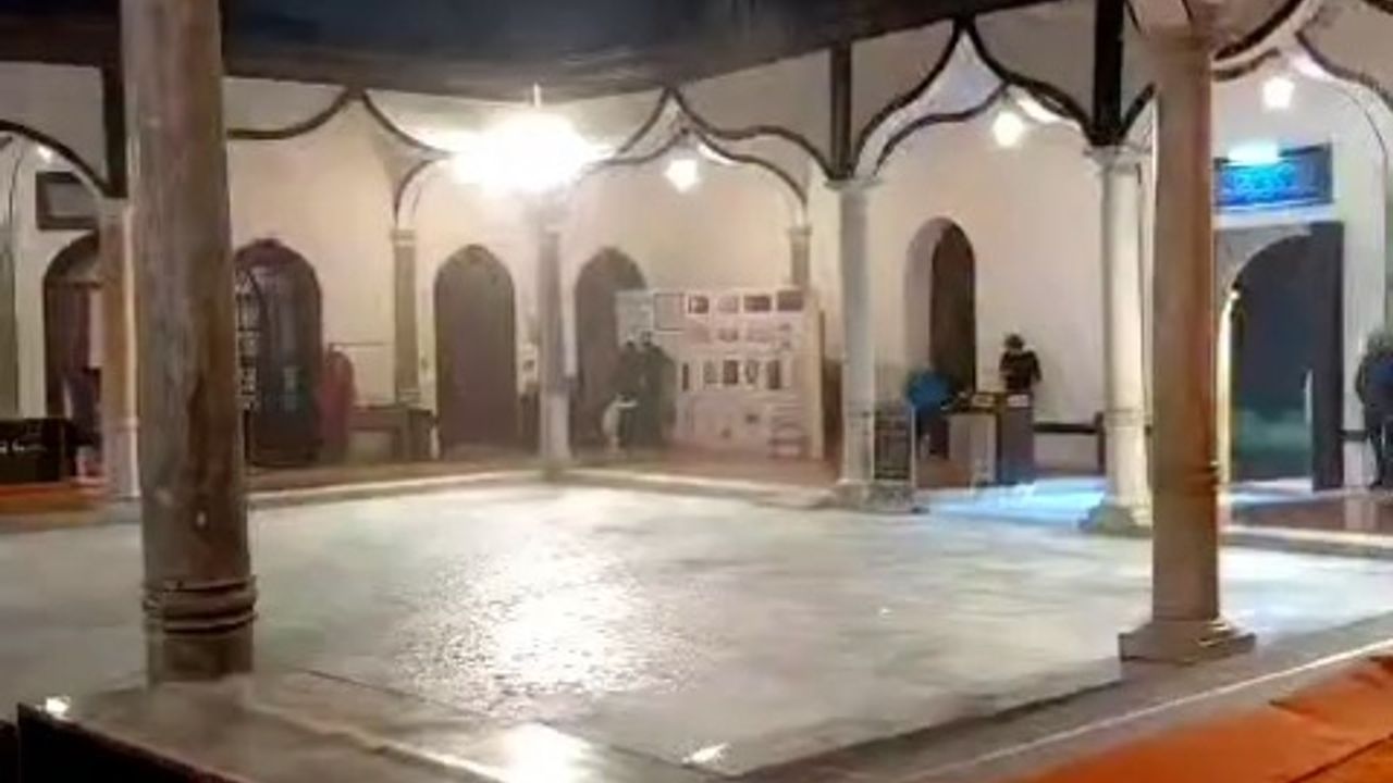 Bursa'da tarihi Emirsultan Camii'nin kubbesine yıldırım düştü