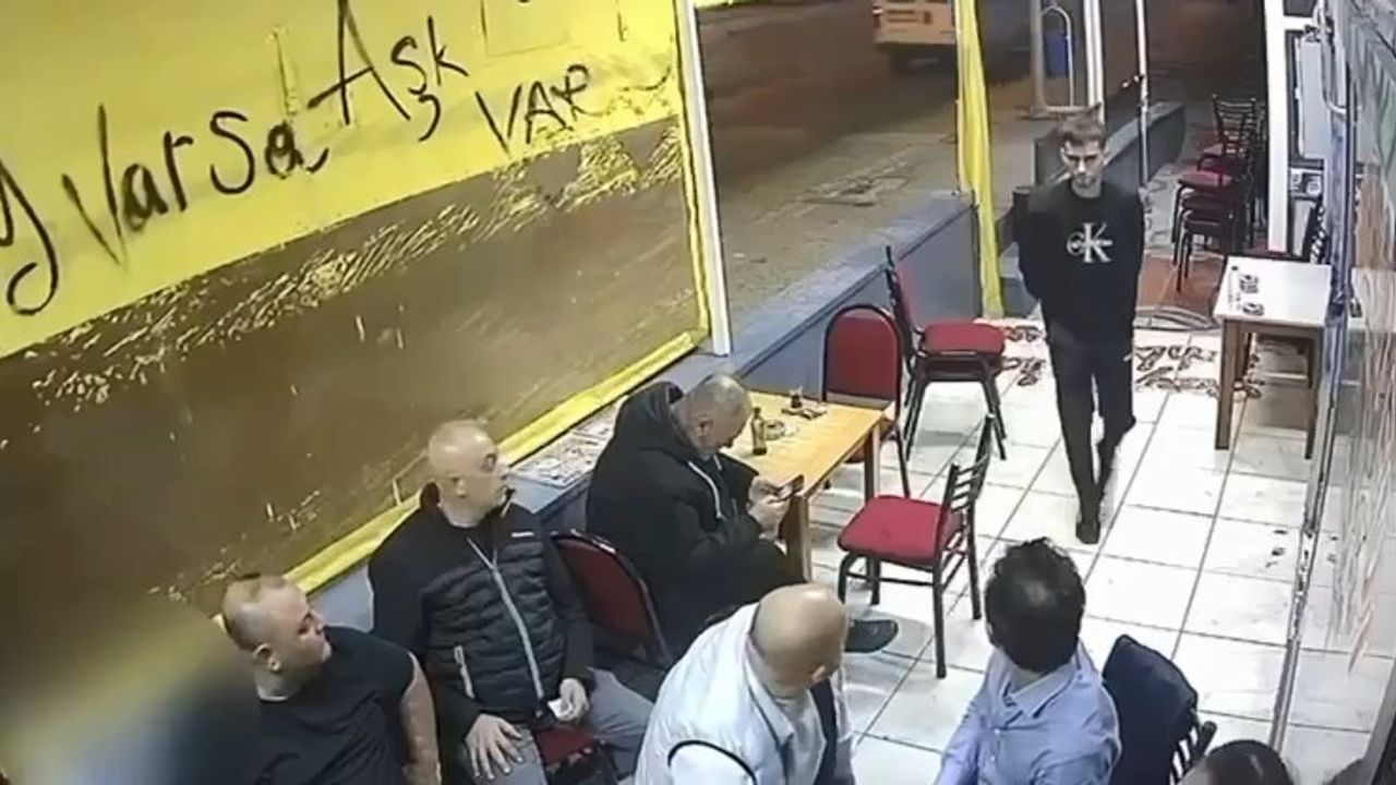 Çay ocağında otururken tabancayla vuruldu, o anlar kamerada