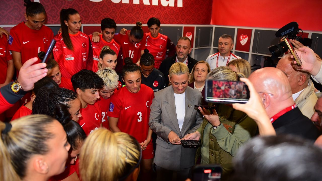 Cumhurbaşkanı Erdoğan'dan A Milli Kadın Futbol Takımı'na tebrik telefonu