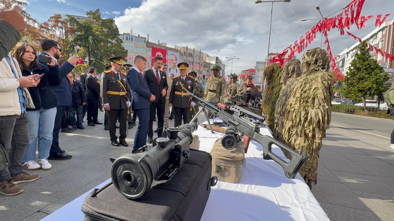 Cumhuriyet Bayramı kutlamaları kapsamında komandoların silah sergisine yoğun ilgi