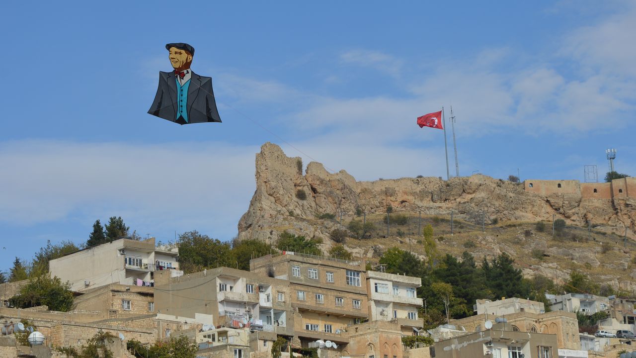 Cumhuriyet Bayramı öncesi Atatürk posterli uçurtma, Mardin semalarında uçuruldu