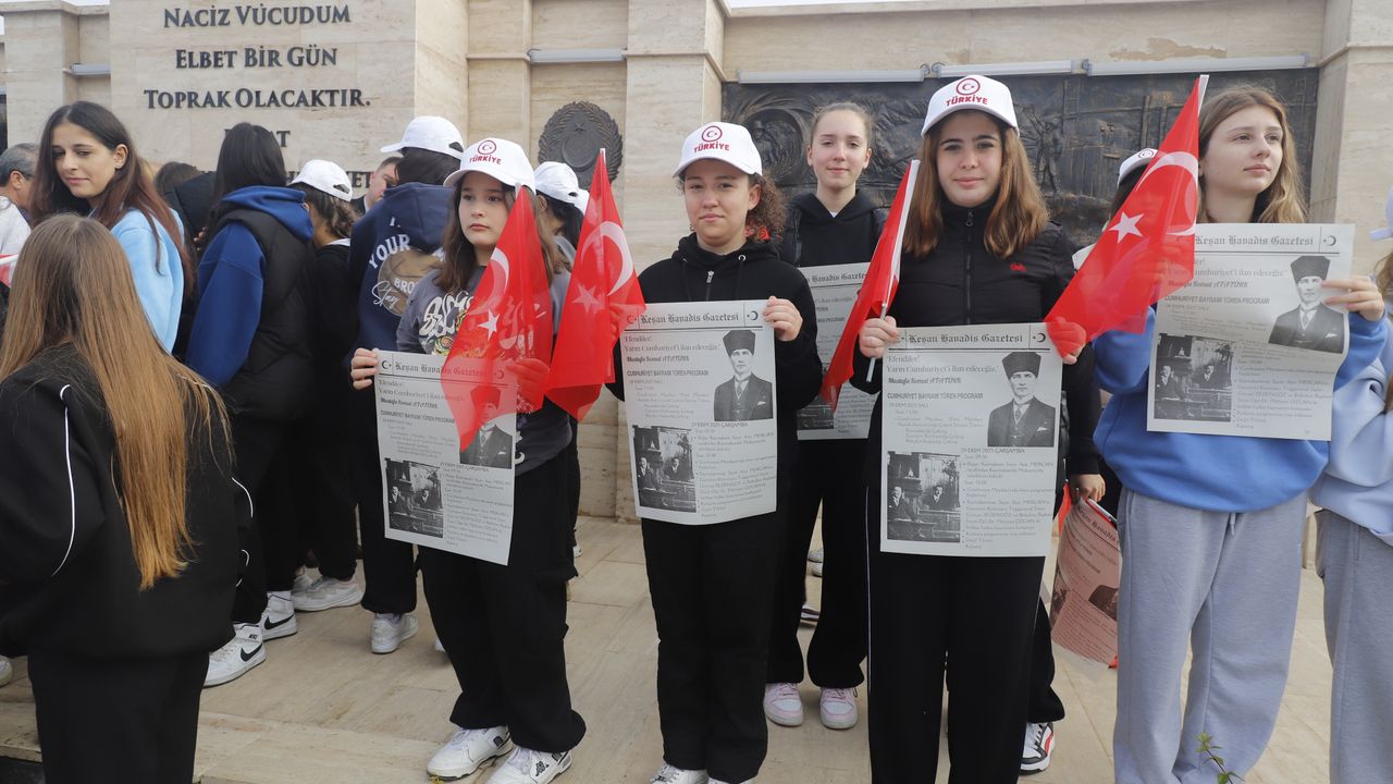 Cumhuriyet'in 102'nci yılında 102 öğrenci gazete, bayrak ve şapka dağıttı
