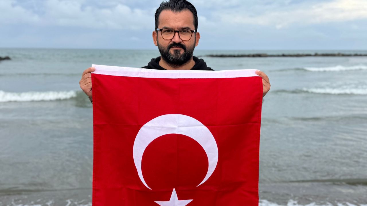 Cumhuriyet'in 102'nci yılını su altında bayrak açarak kutladılar