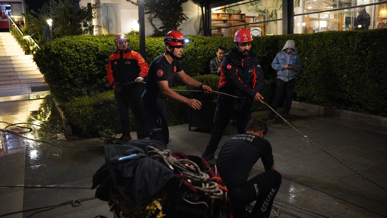 Dalgaların yükselmesiyle mağara 6 saat mahsur kalan 2 kişi kurtarıldı