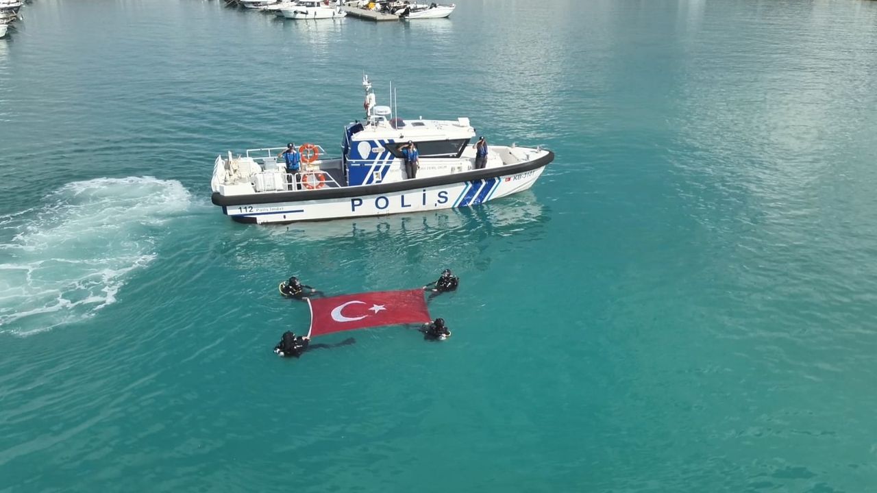 Denizde Türk bayrağı açarak Cumhuriyet Bayramı'nı kutladılar