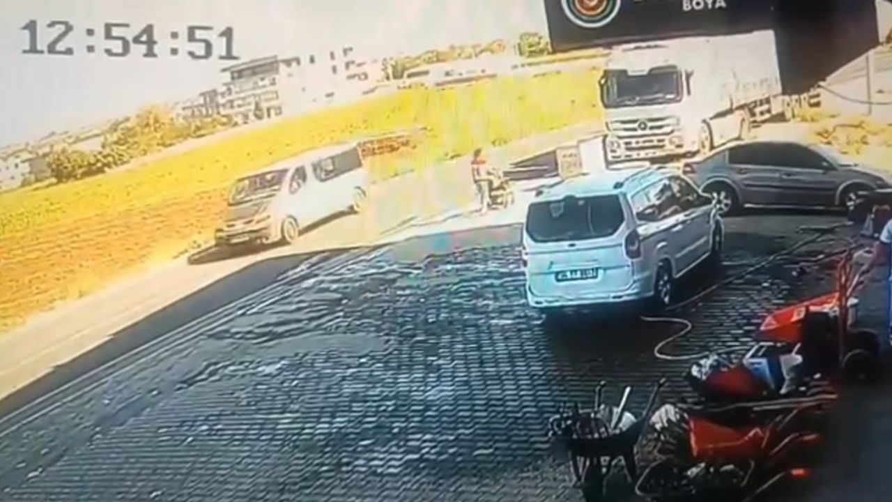 Diyarbakır'da otomobille minibüsün çarpıştığı kazada 3 kişi yaralandı; o anlar kamerada