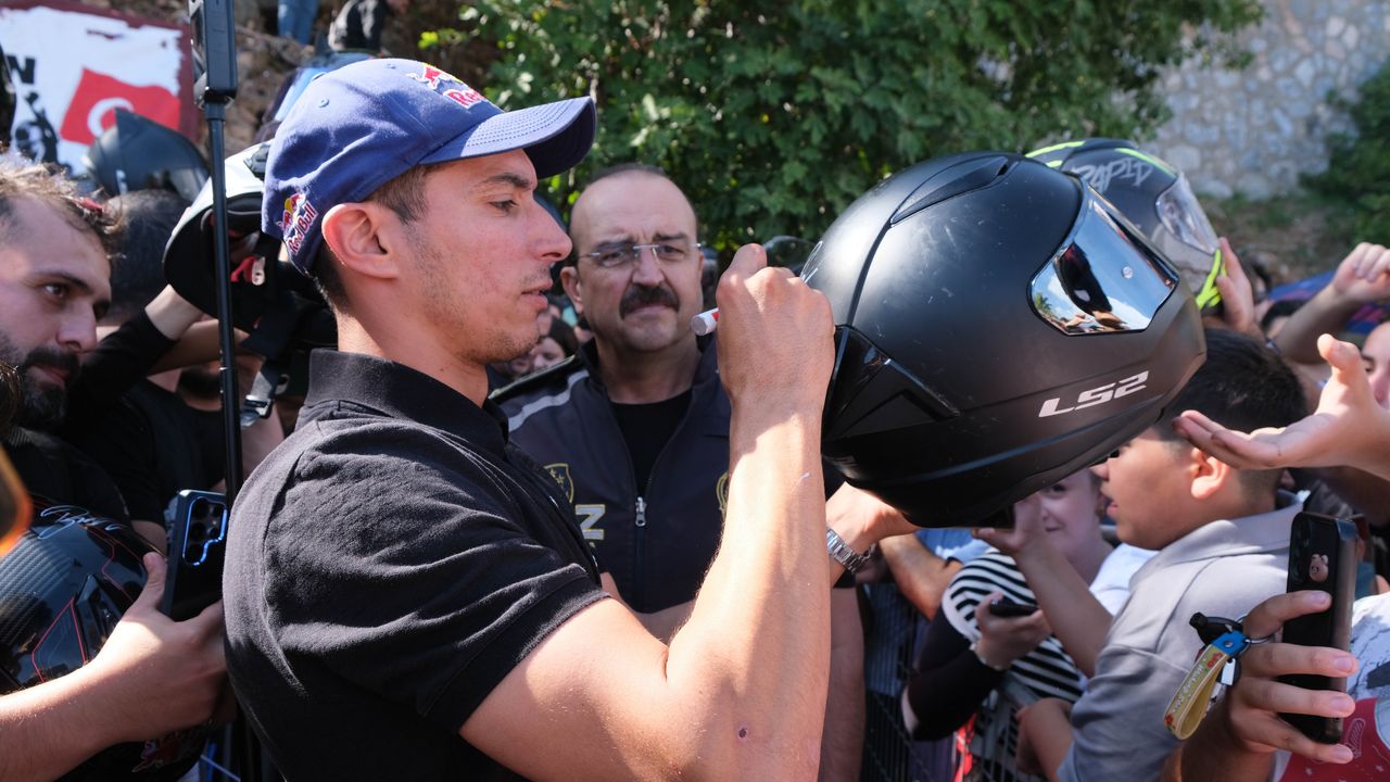 Dünya Şampiyonu Toprak Razgatlıoğlu'na coşkulu karşılama