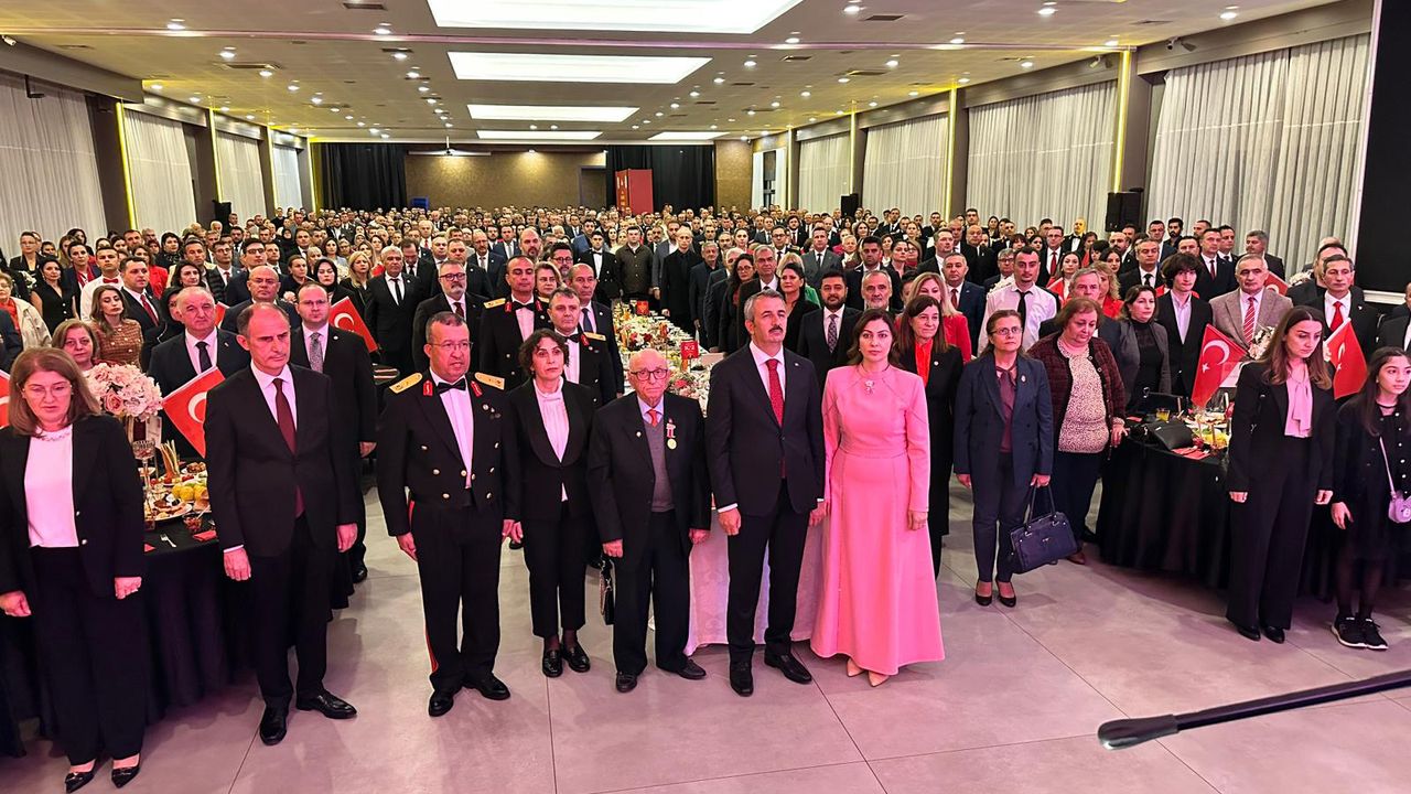 Edirne'de Meriç Nehri'nde kayıklarla fener alayı