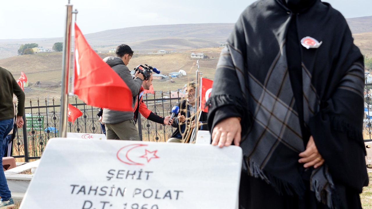 Erzurum - Yavi'de 32 yıl önce teröristler tarafından katledilen 33 kişi anıldı /Video eklendi