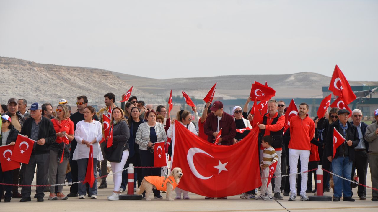 Eskişehir'de Cumhuriyet Bayramı'na özel koreografi; insanlar hilal, akrobasi uçağı yıldız oldu
