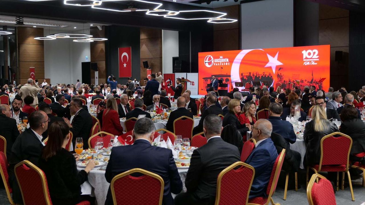 Eskişehir'de Cumhuriyet Pastasını 102 yaşındaki Ali Sezer kesti