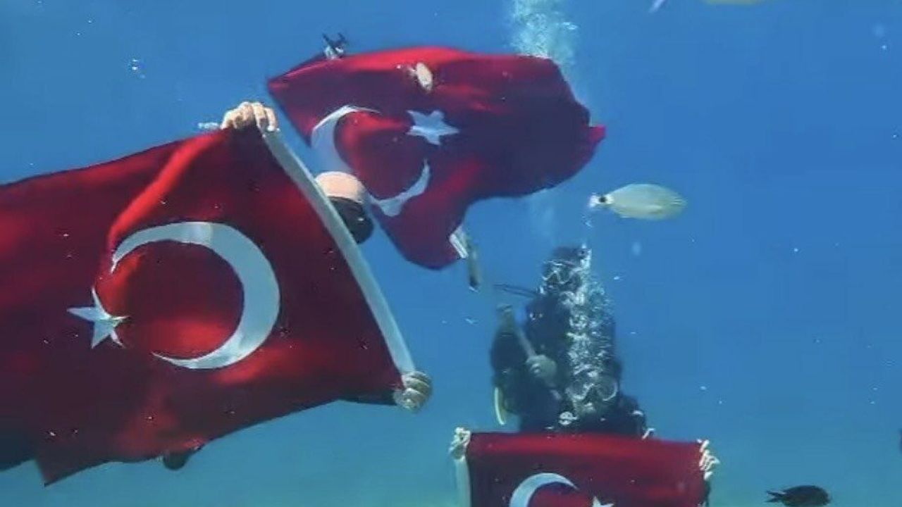 Fethiye'de su altında Cumhuriyet kutlaması