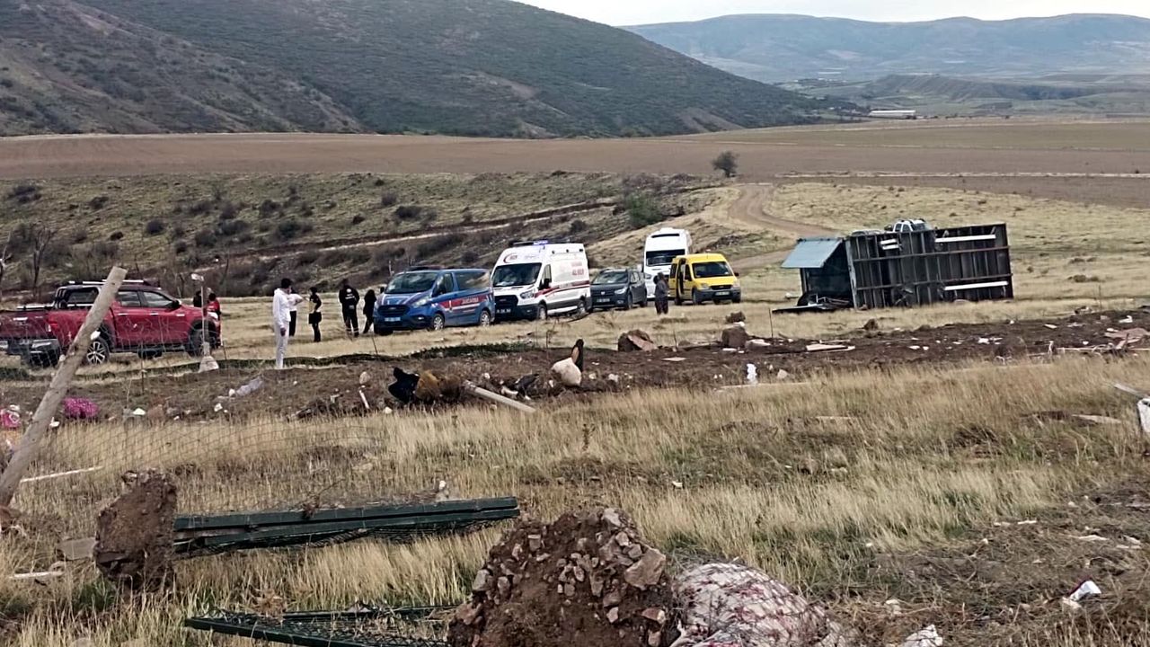 Fırtınada üzerine konteyner ev devrilmişti; toprağa verildi