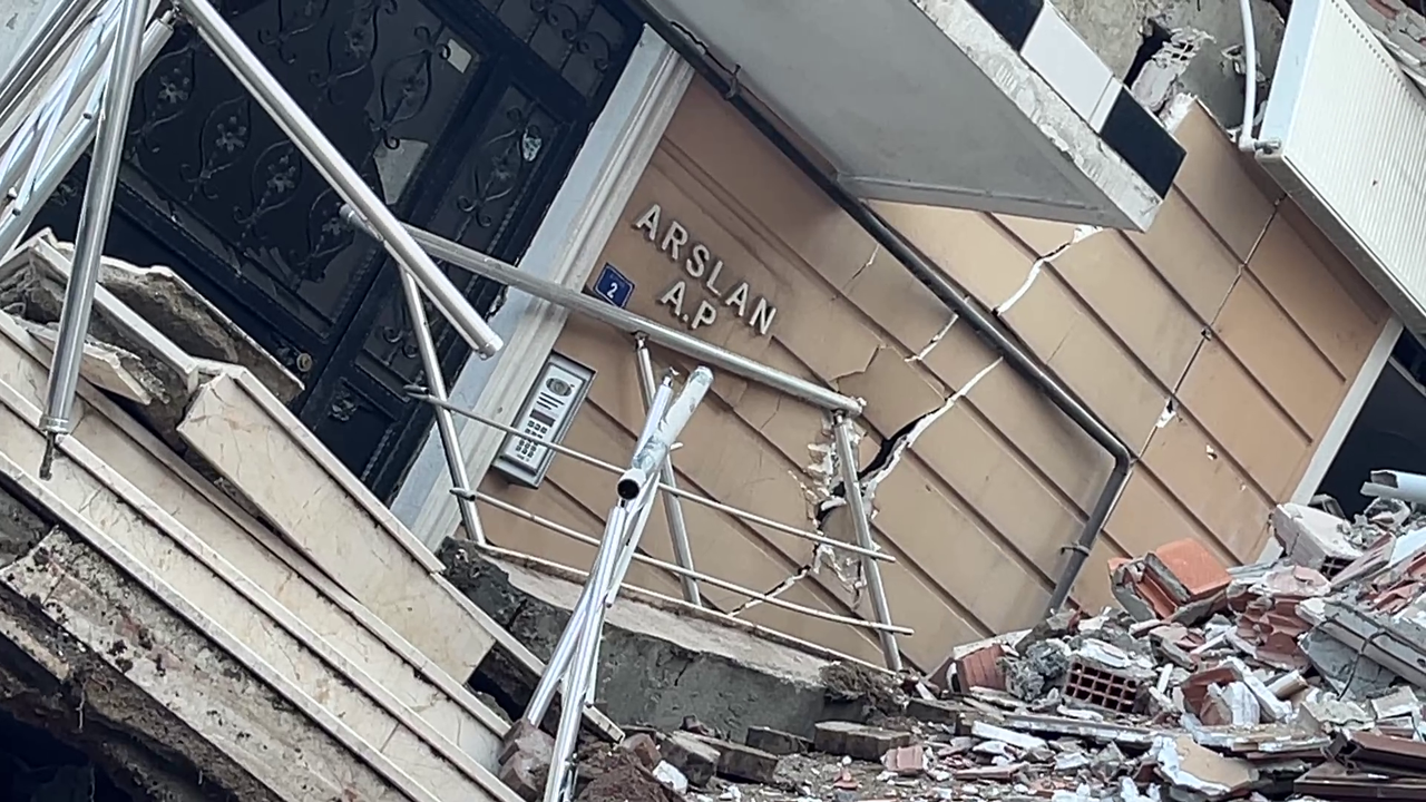 Gebze'de bina çöktü; 5 kişiden 2'sinin cansız bedenine ulaşıldı (13)