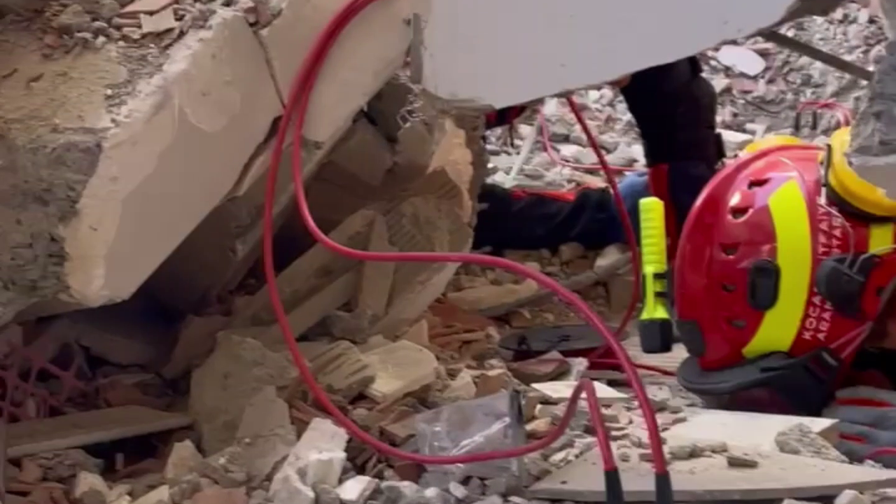 Gebze'de çöken binanın enkazı savcıların incelemesi sonrası kaldırılacak (6)