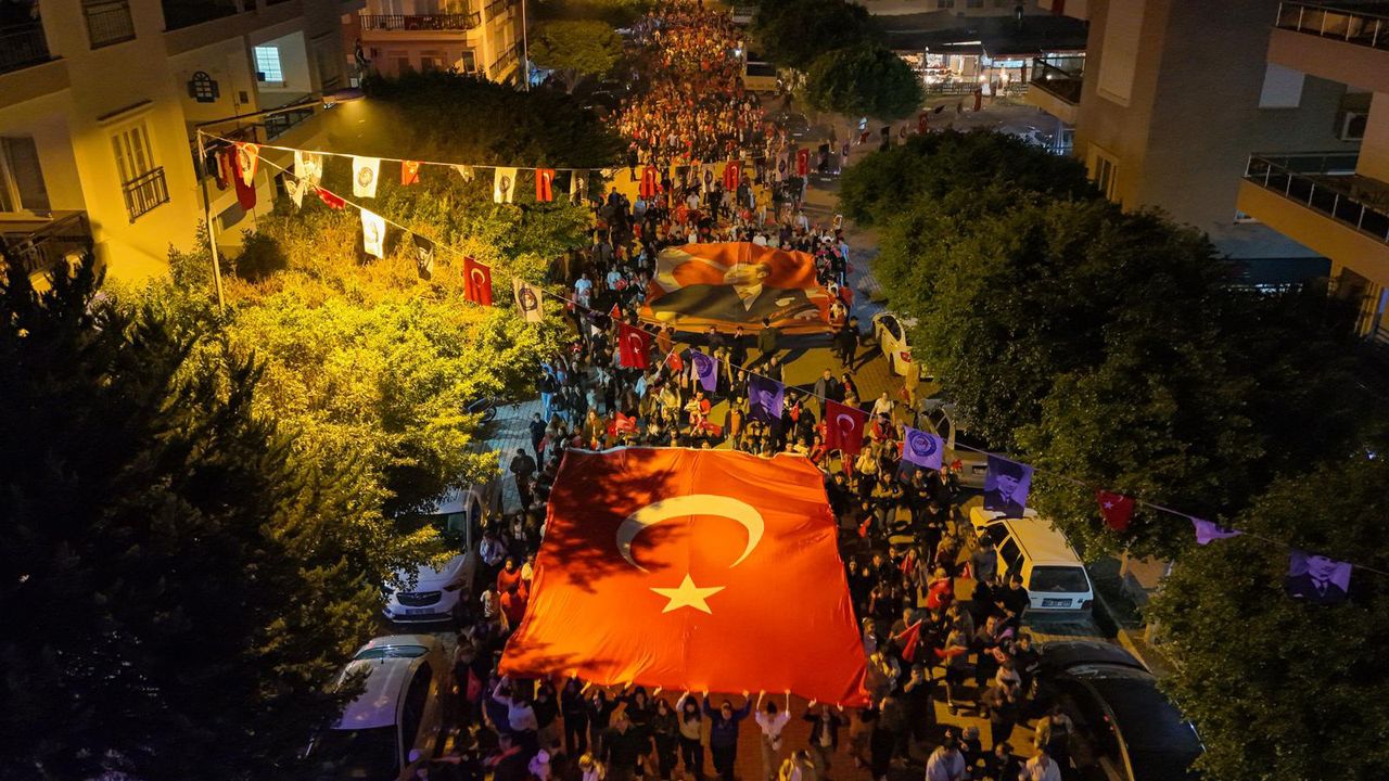 Gelinlik ve damatlıkla Cumhuriyet kutlamasına katıldılar