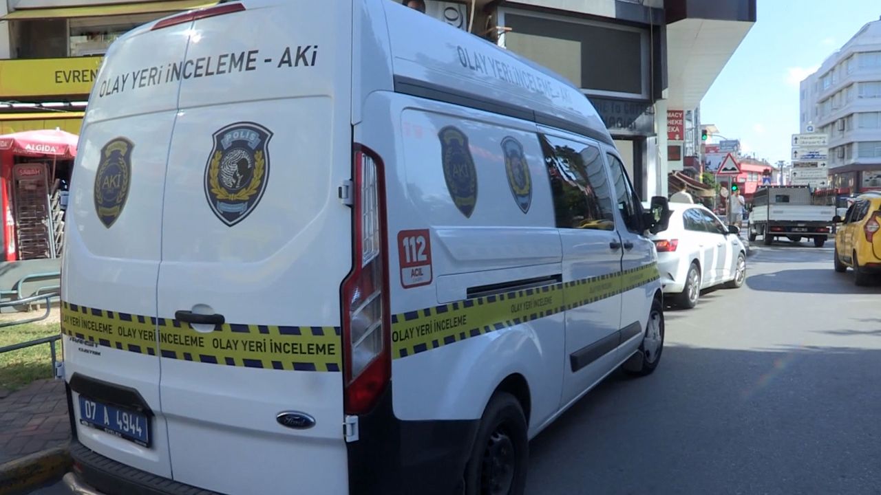 Girdikleri kuyumcu dükkanında kameraları boyayıp 4 kilo altın çaldılar