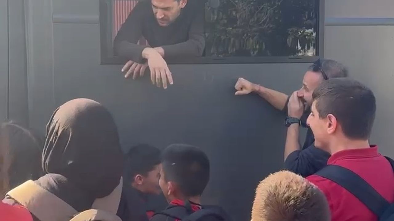 Güller ve Günahlar seti çocuklarla renklendi